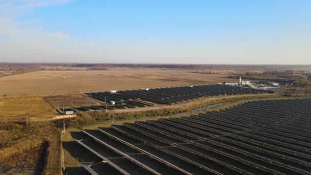 Widok z lotu ptaka na dużą zrównoważoną elektrownię z rzędami słonecznych paneli fotowoltaicznych do produkcji czystej ekologicznej energii elektrycznej. Odnawialna energia elektryczna z koncepcją zerowej emisji - Materiał filmowy, wideo