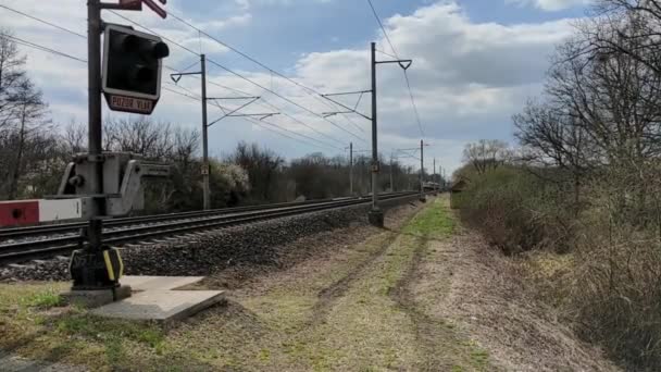 прибывающий поезд расположен в сельской местности - Кадры, видео