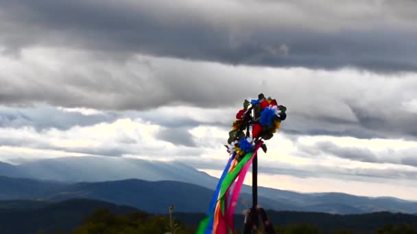 Ukrainian wreath with ribbons against the backdrop of mountains - Materiał filmowy, wideo