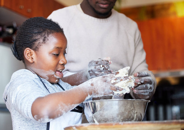 Il piccolo panettiere di Daddys. Girato di un padre che insegna a sua figlia a cuocere in cucina a casa. - Foto, immagini