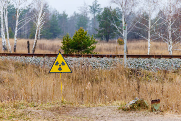 Säteilyn varoitusmerkki Tsernobylin poissulkemisalueella Ukrainassa - Valokuva, kuva