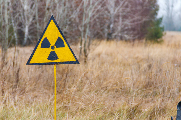 ウクライナのチェルノブイリ排除区域の放射線警告標識 - 写真・画像