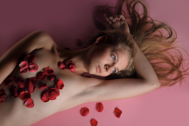 Beautiful girl in rose petal - Valokuva, kuva