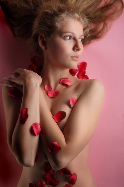 Beautiful girl in rose petal - Foto, Imagem
