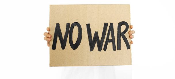 De oorlog van Rusland tegen Oekraïne. De man met de boodschap om de oorlog te stoppen. Tekstbord "NO WAR". - Foto, afbeelding
