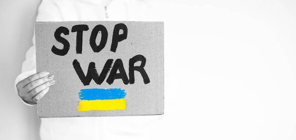 Oroszország háborúja Ukrajna ellen. Egy nő, aki meg akarja állítani a háborút. "STOP WAR" szöveges tábla. - Fotó, kép