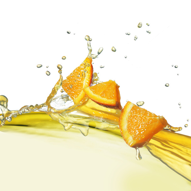 Orange slice in juice stream - Foto, Imagen