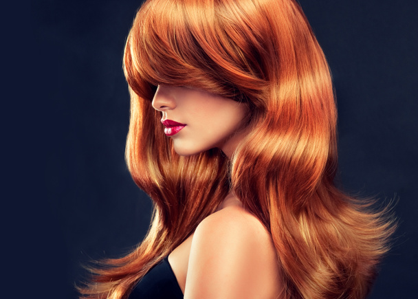 Menina com cabelo vermelho bonito e brilhante
 - Foto, Imagem