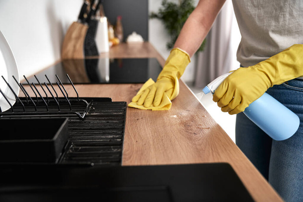 Evdeki beyaz kadın mutfağını temizleyin.   - Fotoğraf, Görsel