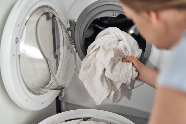 Zbliżenie na białą kobietę robiącą pranie w domu  - Zdjęcie, obraz