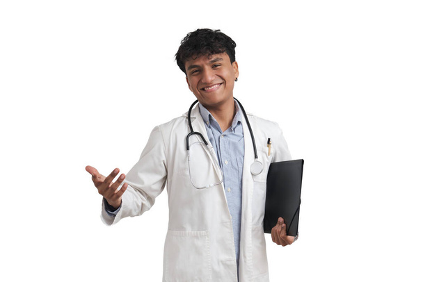 Jeune médecin péruvien souriant et regardant la caméra. Isolé sur fond blanc. - Photo, image