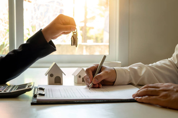 Il cliente sta firmando un contratto immobiliare con un modulo di richiesta di mutuo approvato. Home mutuo ipotecario e assicurazione casa prestito idee. - Foto, immagini