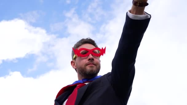Erfolgreicher Mann mit Heldenmaske auf Himmelshintergrund, Führungsansprüche - Filmmaterial, Video