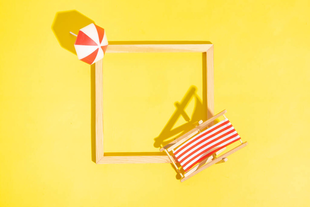 Houten frame met strandstoel en parasol met kopieerruimte bovenaanzicht. - Foto, afbeelding