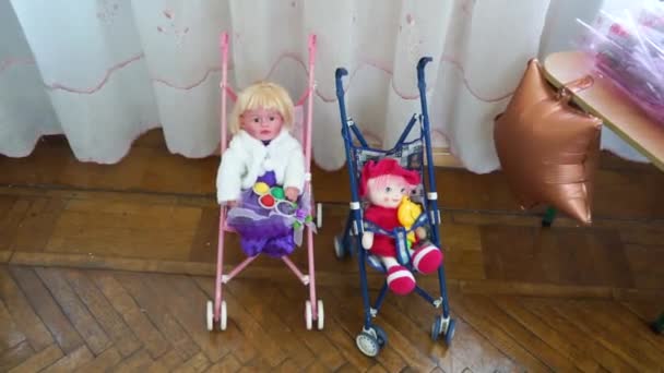 dwie lalki siedzące wózki dziecięce - Materiał filmowy, wideo