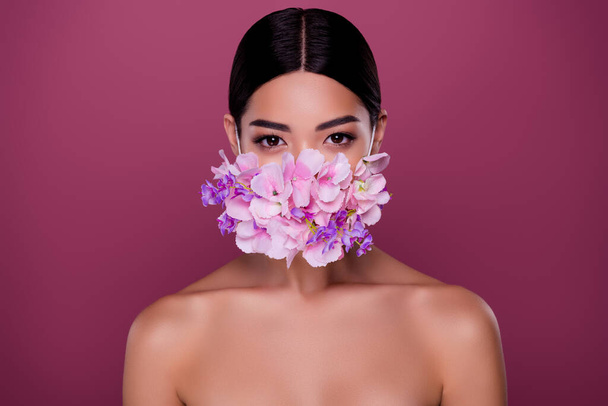 Retrato de señora china usar flores florecientes máscara dejar de contaminar la naturaleza reciclaje aislado sobre fondo de color rosa - Foto, Imagen