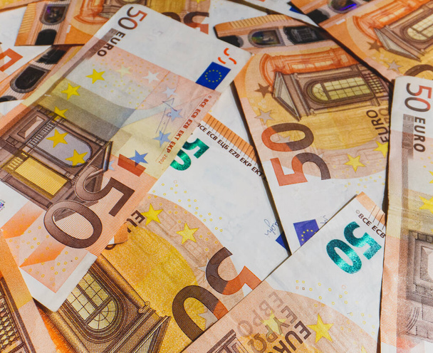 Lote de billetes en euros en denominaciones de cincuenta euros. - Foto, Imagen