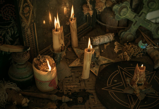 魔法のイラスト、難解なコンセプト。きれいな暗いエネルギーのためのキャンドル。テーブルの上のウィッカと異教のもの - 写真・画像