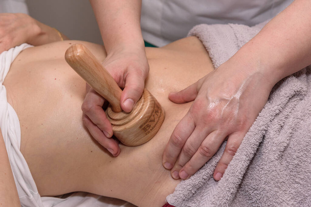 Tratamento de Massagem Anti Celulite de Maderoterapia de Copo de Vácuo de Madeira - Foto, Imagem
