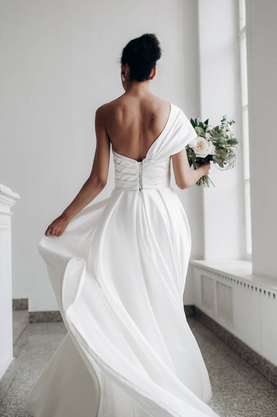 panna młoda w białej sukni ślubnej - Zdjęcie, obraz