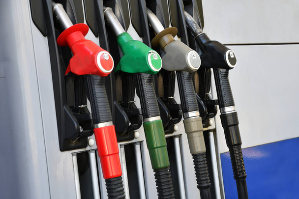 Benzinpumpen in einer Tankstelle - Foto, Bild