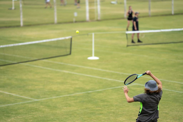 Amatoriale giocare a tennis in un torneo e partita sull'erba in Halle Germania - Foto, immagini