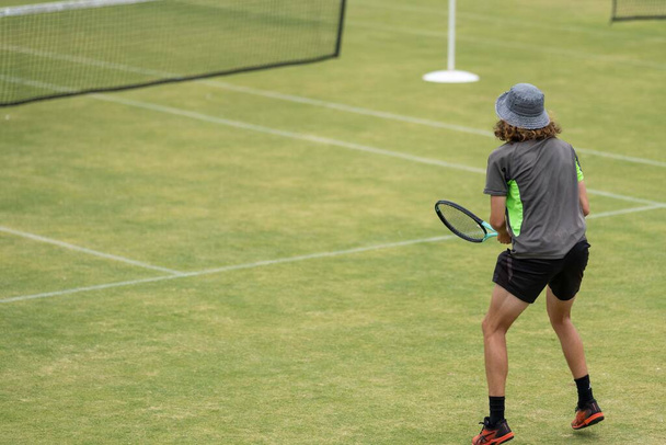 Amateur jugando al tenis en un torneo y partido en la hierba en halle germany - Foto, Imagen