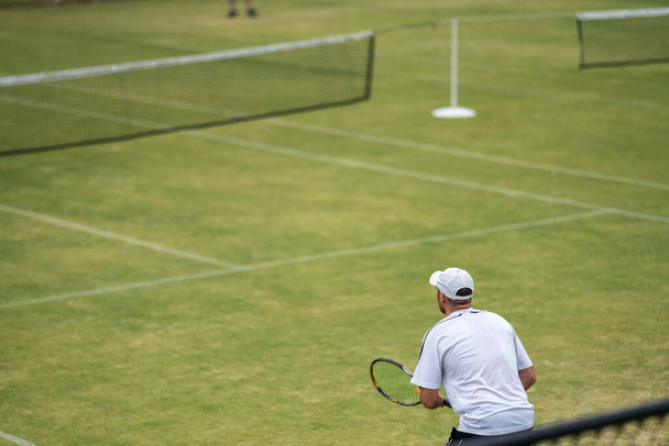 Amateur jugando al tenis en un torneo y partido en la hierba en halle germany - Foto, imagen