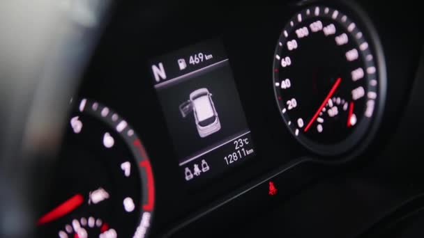 Közelről láthatja a modern autó vezérlőpaneljét. 23 Celsius fokos levegő hőmérséklet - Felvétel, videó