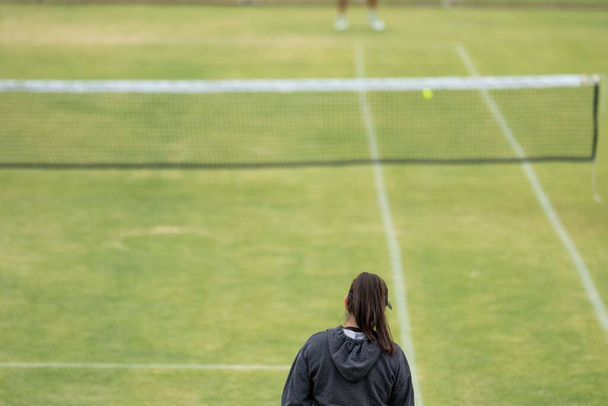 Amatööri pelaa tennistä turnauksessa ja ottelu ruoho halloween Saksassa - Valokuva, kuva