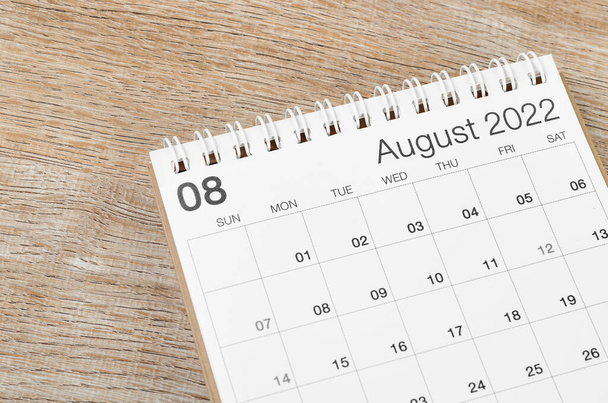 The August 2022 desk calendar on wooden background. - Foto, Bild