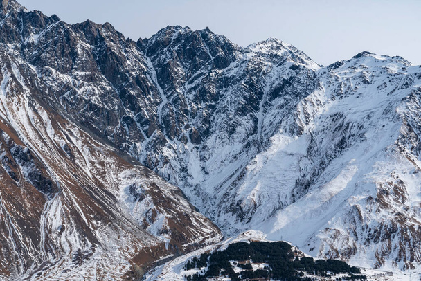 Krásná zimní moointains krajina. Vysoký sníh pokryl hory. Georgia, Kazbegi. - Fotografie, Obrázek