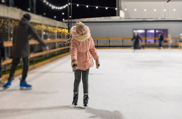 the child was skating - Foto, afbeelding