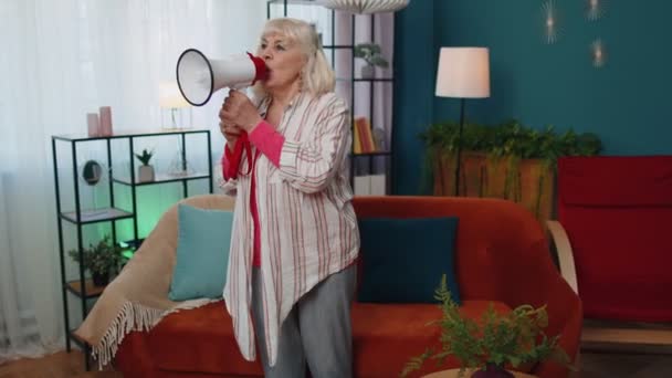 Starší babička křičí v megafonu reproduktor oznamuje slevy prodej nemovitostí Pospěšte si - Záběry, video