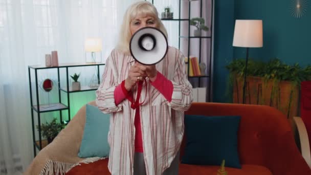 Starší babička křičí v megafonu reproduktor oznamuje slevy prodej nemovitostí Pospěšte si - Záběry, video