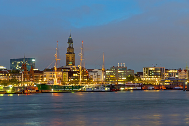 A kikötő Hamburg este - Fotó, kép