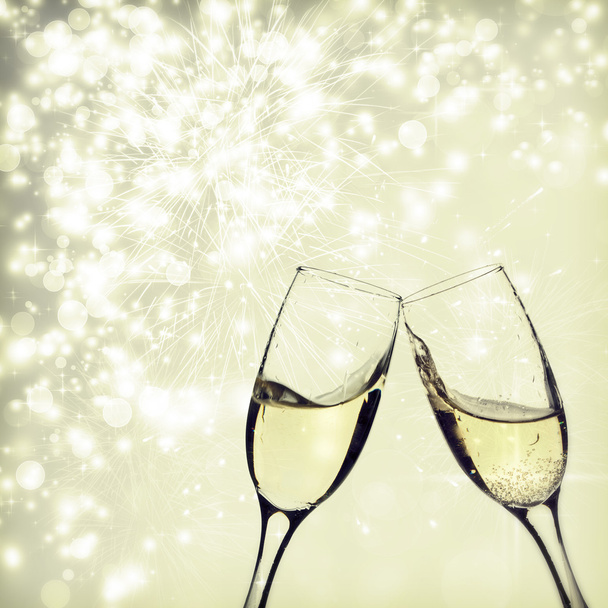 Copos de champanhe contra luzes de férias
 - Foto, Imagem