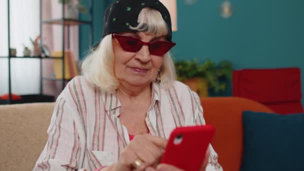 La nonna anziana usa il cellulare per lo shopping online, ha scoperto una grande vittoria, festeggia a casa - Filmati, video