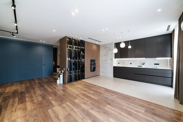 Geniş odalı modern iç tasarım stüdyo mutfağı - Fotoğraf, Görsel