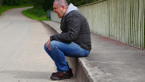 Depressiver Mann schreit auf der Brücke - Filmmaterial, Video