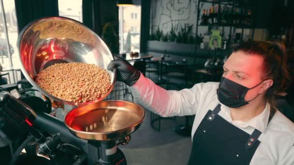 Kaffeebohnen zubereiten. Barista rohe Kaffeebohnen in einer Zubereitung für Röstkaffee. - Filmmaterial, Video