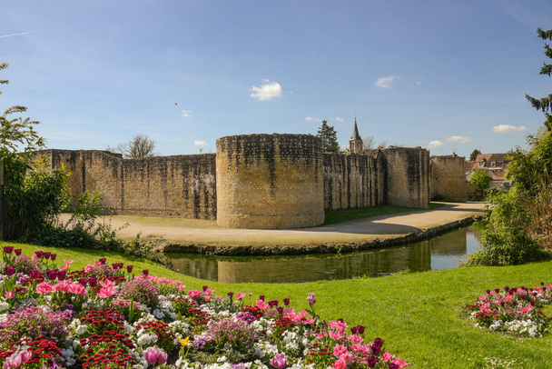 Vista sobre o castelo de Brie Comte Robert e suas muralhas na França - Foto, Imagem