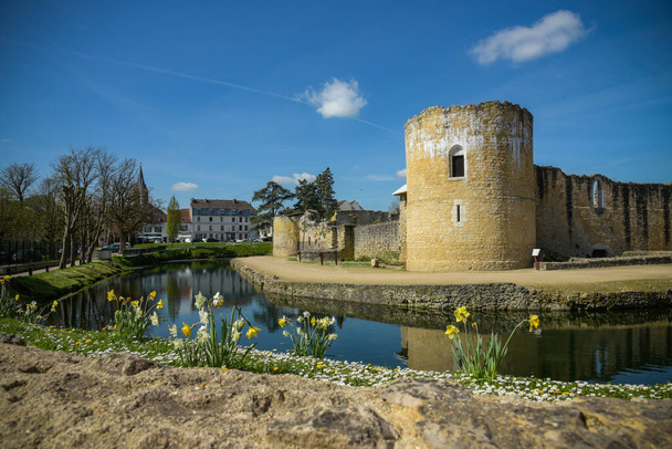 Pohled na hrad Brie Comte Robert a jeho hradby ve Francii - Fotografie, Obrázek