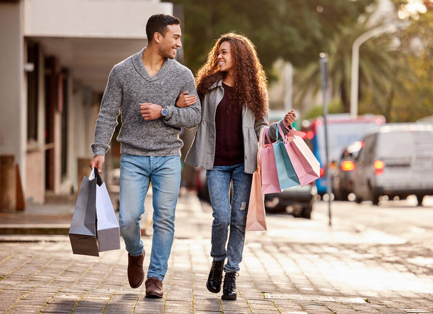 Alışverişe her zaman vakit vardır. Sevecen genç bir çiftin şehirde alışveriş yaparken çekilmiş uzun bir görüntüsü.. - Fotoğraf, Görsel