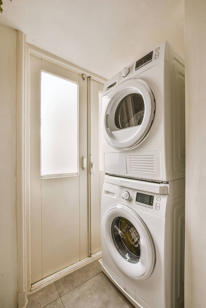 Um pequeno canto para uma lavanderia em um aconchegante apartamento residencial - Foto, Imagem