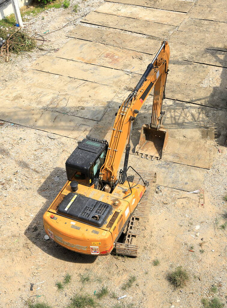 İnşaat alanındaki beton ve sert kaya çalışmalarının yıkımı için hidrolik çekiçli kazıcı veya Backhoe. - Fotoğraf, Görsel