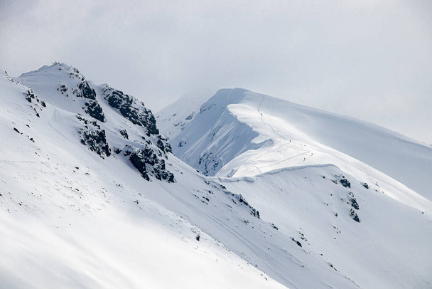 Vista de las montañas polacas cubiertas de nieve. Zakopane Polonia, 21 de abril de 2022 - Foto, imagen