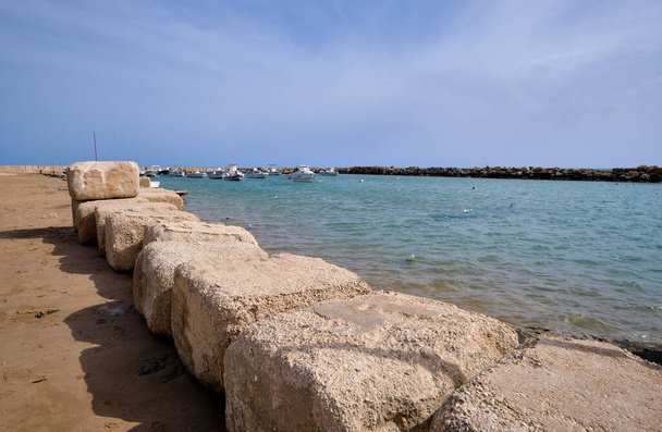 Itália, Sicília, mar Mediterrâneo, Punta Secca (província de Ragusa); vista dos barcos de pesca no porto e na praia - Foto, Imagem