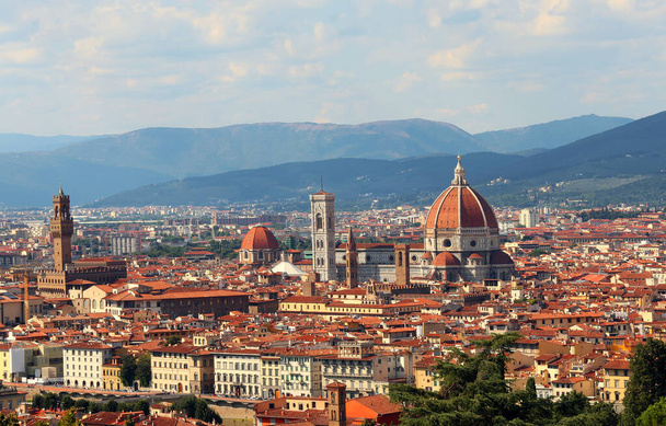 Panoramic view of the City of Florence in the Region of Tuscany in Central Italy in Southern Europe with the great dome of the Duomo and the bell tower of the artist Giotto di Bondone - Foto, imagen