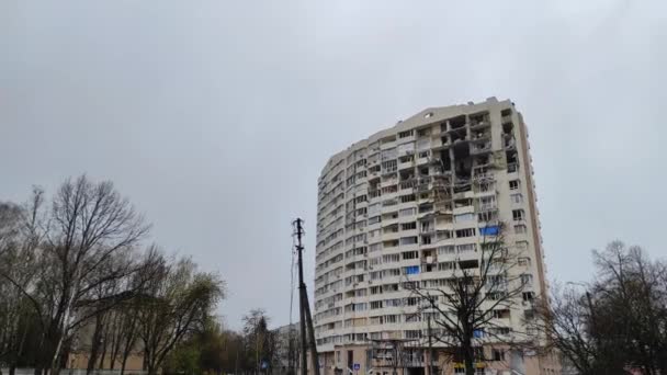 Video van beschadigde verwoeste multi-etage huis in Oekraïense stad Chernihiv in de buurt van Kiev op het noorden van Oekraïne. Ruïnes tijdens de Russische Oorlog tegen Oekraïne. - Video